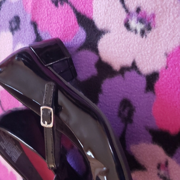 Little Heels - Picture 3 of 3